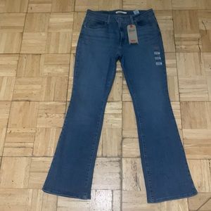 Selling Levi’s jeans new any question ask 😊